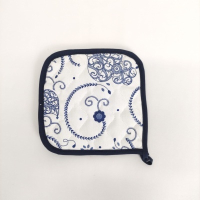 Suporte de panela branco com padrão azul e bordas pretas