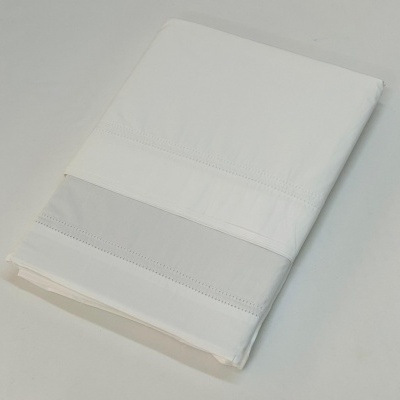 Lençol branco com faixa cinza clara e bordados delicados