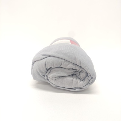 Manta cinza enrolada com etiqueta em fundo branco