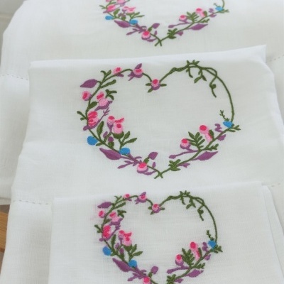 Toalhas de tecido branco com bordado floral em forma de coração