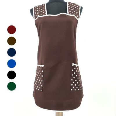 Vestido castanho com bolinhas brancas e bolsos