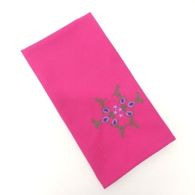 Guardanapo cor-de-rosa com bordado floral colorido