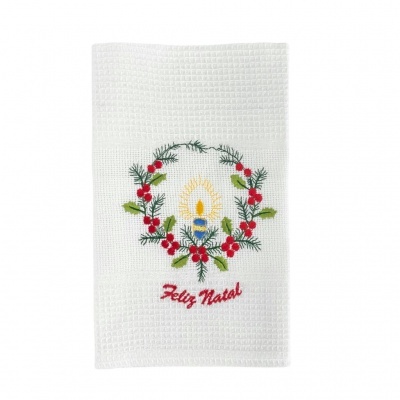 Toalha branca com bordado de vela, coroa de Natal e texto Feliz Natal