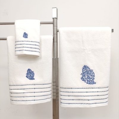 Conjunto de toalhas brancas com bordado azul de padrão floral