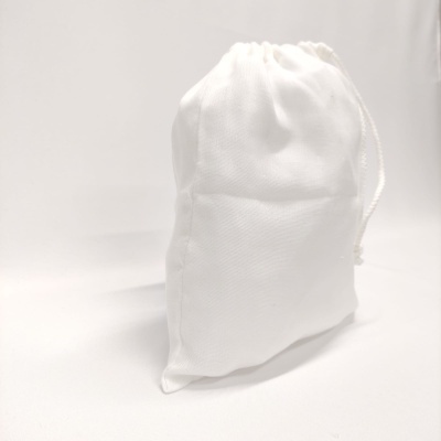 Saco branco de tecido com fecho de cordão em fundo branco