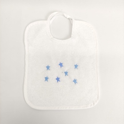Babete branco com estrelas azuis bordadas