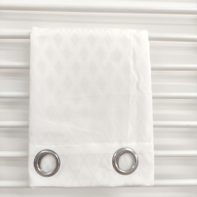 Toalha branca com ilhós metálicos prateados