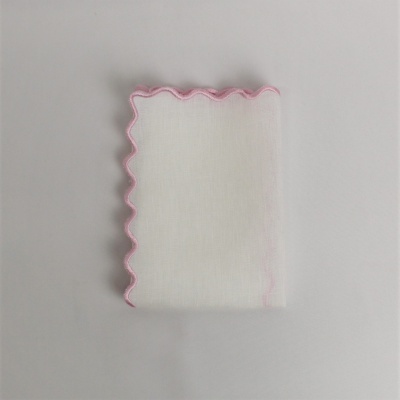 Guardanapo branco com borda rosa ondulada