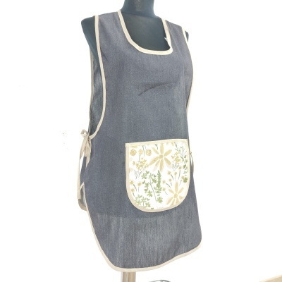 Avental cinza com bolso floral em manequim