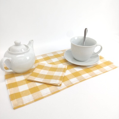 Conjunto de chá com bule, chávena, pires e guardanapo branco e amarelo