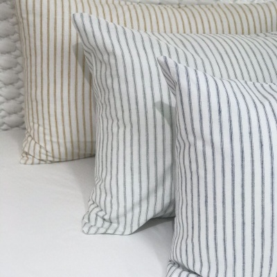 Três almofadas riscas verticais preto e castanho em fundo branco