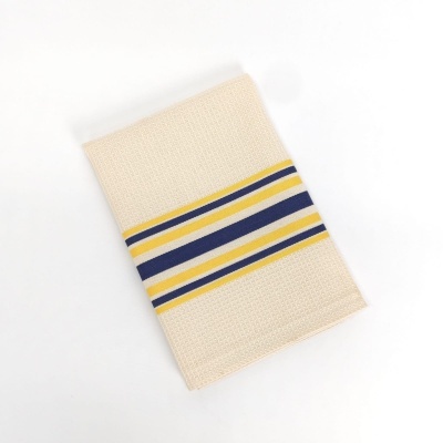 Toalha bege com riscas amarelas e azuis