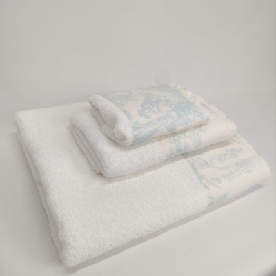 Conjunto de toalhas de banho brancas com padrão azul