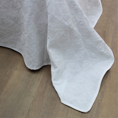 Toalha branca com padrão geométrico em tecido texturizado