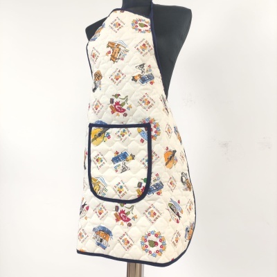 Avental acolchoado bege com padrões coloridos e bolso azul exibido em manequim