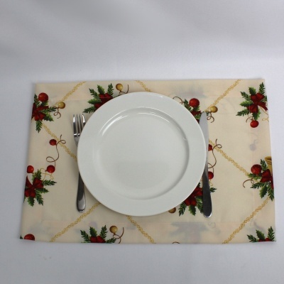 Jogo americano natalício com prato branco e talheres