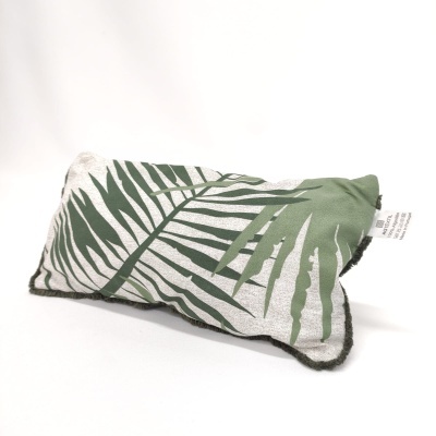 Almofada retangular com padrão de folhas verdes e fundo cinzento claro