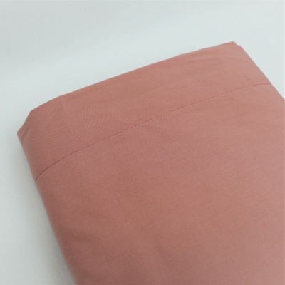 Tecido rosa dobrado em superfície branca