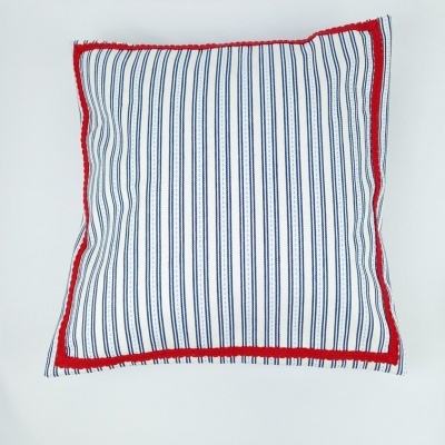 Almofada riscada azul e branca com borda vermelha