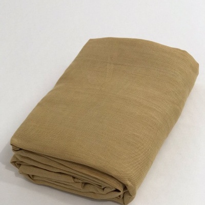 Lençol ou tecido dobrado cor bege sobre fundo branco