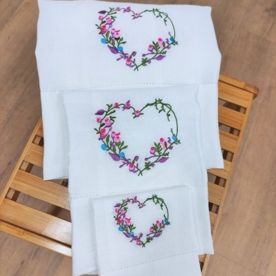 Conjunto de três toalhas brancas com bordado floral em forma de coração