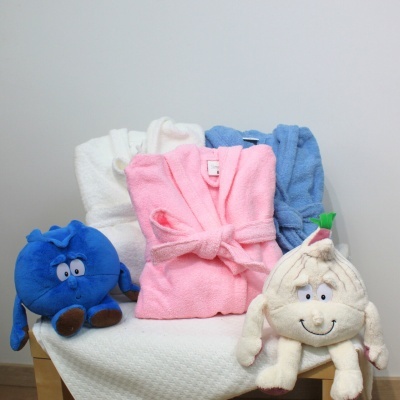 Roupões de banho para criança em branco, rosa e azul com almofadas de peluche azul e bege