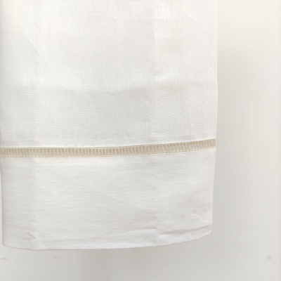 Tecido branco com faixa decorativa horizontal