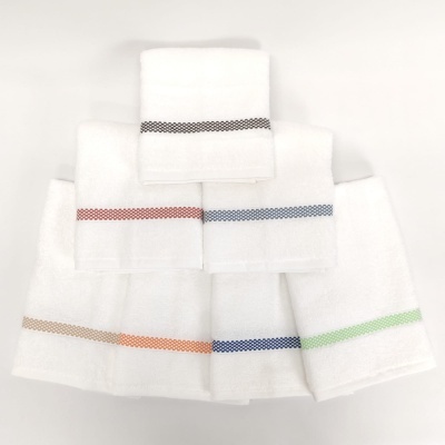 Conjunto de toalhas brancas com bordados coloridos