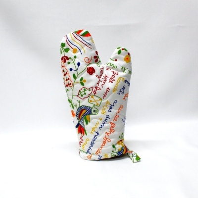 Luva de forno branca com padrão colorido de desenhos e texto