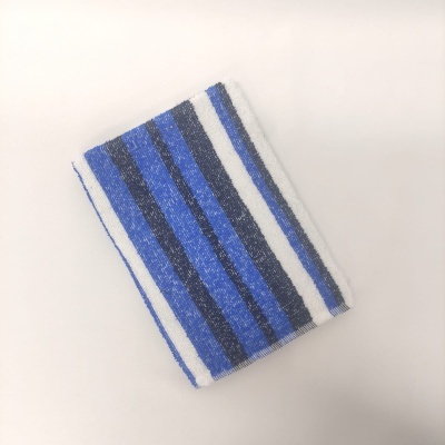 Toalha felpuda com riscas azuis, pretas e brancas sobre fundo branco