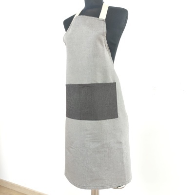Avental cinzento claro com bolso frontal cinzento escuro num manequim preto