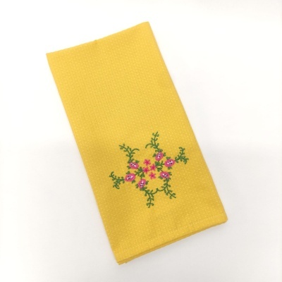 Guardanapo de tecido amarelo com bordado floral