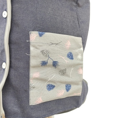 Gola cinzenta escura com botão branco e bolso estampado cinzento claro com bagas e folhas