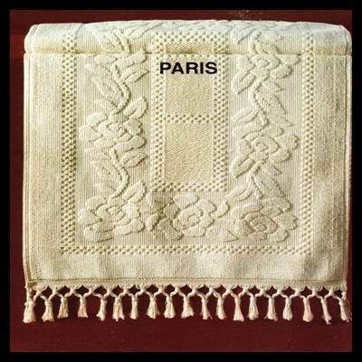 Toalha branca bordada com texto PARIS e franjas