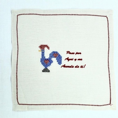 Pano branco com bordado de galo e texto