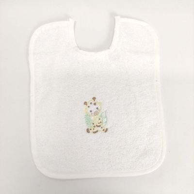 Babete branco com bordado de girafa e folhas verdes