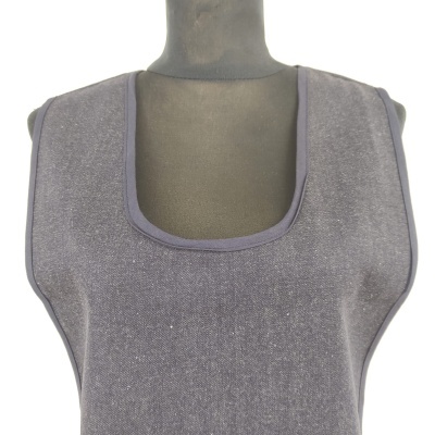 Colete feminino cinzento escuro em manequim