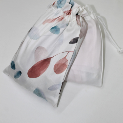 Bolsas de tecido com padrão de folhas e branca com cordão