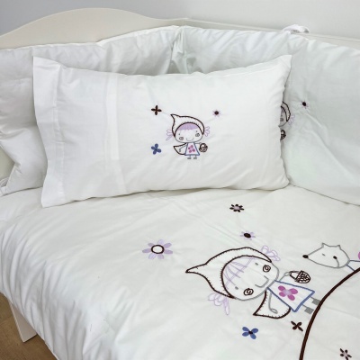 Lençóis brancos de cama de bebé com bordados infantis coloridos