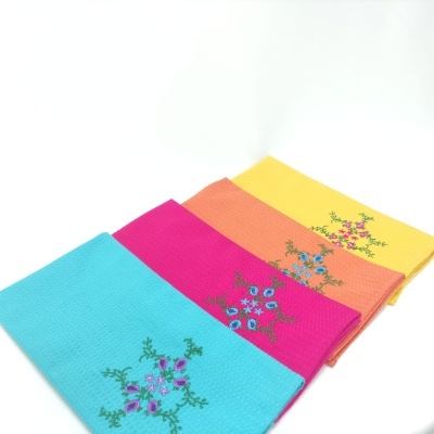 Quatro toalhas coloridas com bordado floral