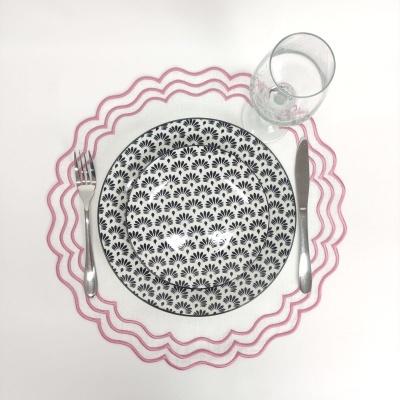 Conjunto de mesa com prato decorado, talheres, copo e individual rosa ondulado