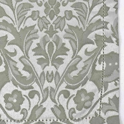 Tecido com padrão floral cinza sobre fundo branco com costura nas bordas