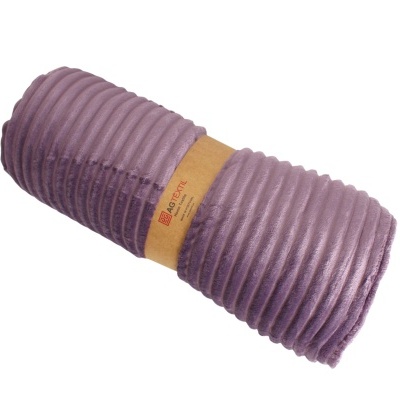 Manta decorativa roxa riscada enrolada com etiqueta castanha