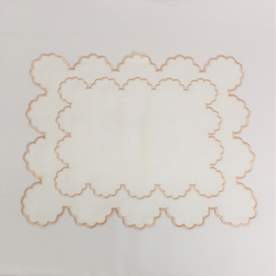 Toalha branca com bordas recortadas e costura bege