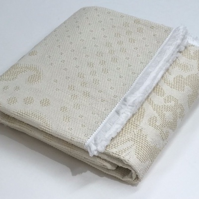 Manta creme e bege com padrão vegetal e borda felpuda branca