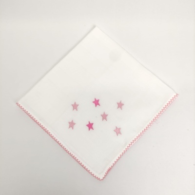 Guardanapo branco quadrado com borda rosa e estrelas bordadas no centro