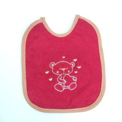 Babete vermelho escuro com borda bege e ursinho bordado branco