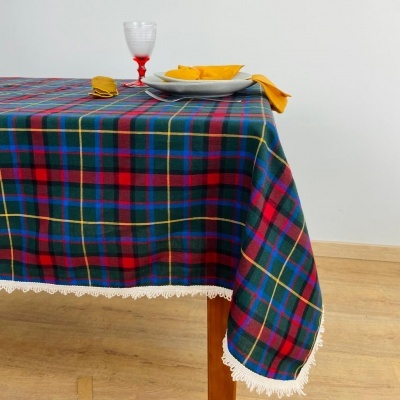 Toalha de mesa xadrez com franjas e louça com guardanapos amarelos