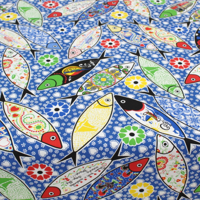 Tecido azul com padrão colorido de peixes e flores