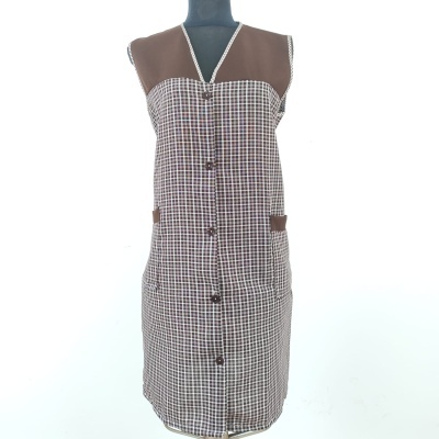 Vestido almofadado sem mangas aos quadrados castanhos com botões brancos e bolsos castanhos